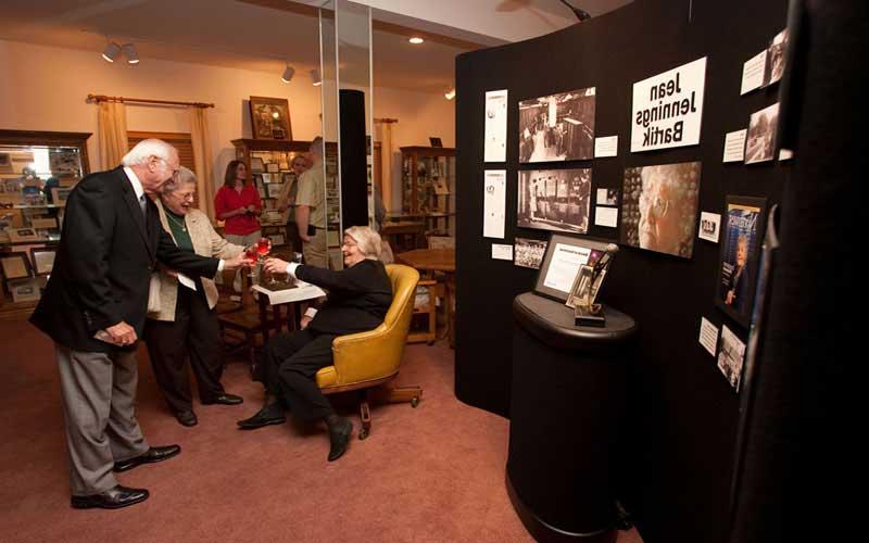 琼 Greets Former Northwest President | 琼 Jennings Bartik greets fromer Northwest President B.D. Owens and his wife at the reception held in her honor at the Nodaway County Historical Society Museum during Homecoming. (Courtesy of 网上赌博网站十大排行's Photographer 达伦·惠特利.)