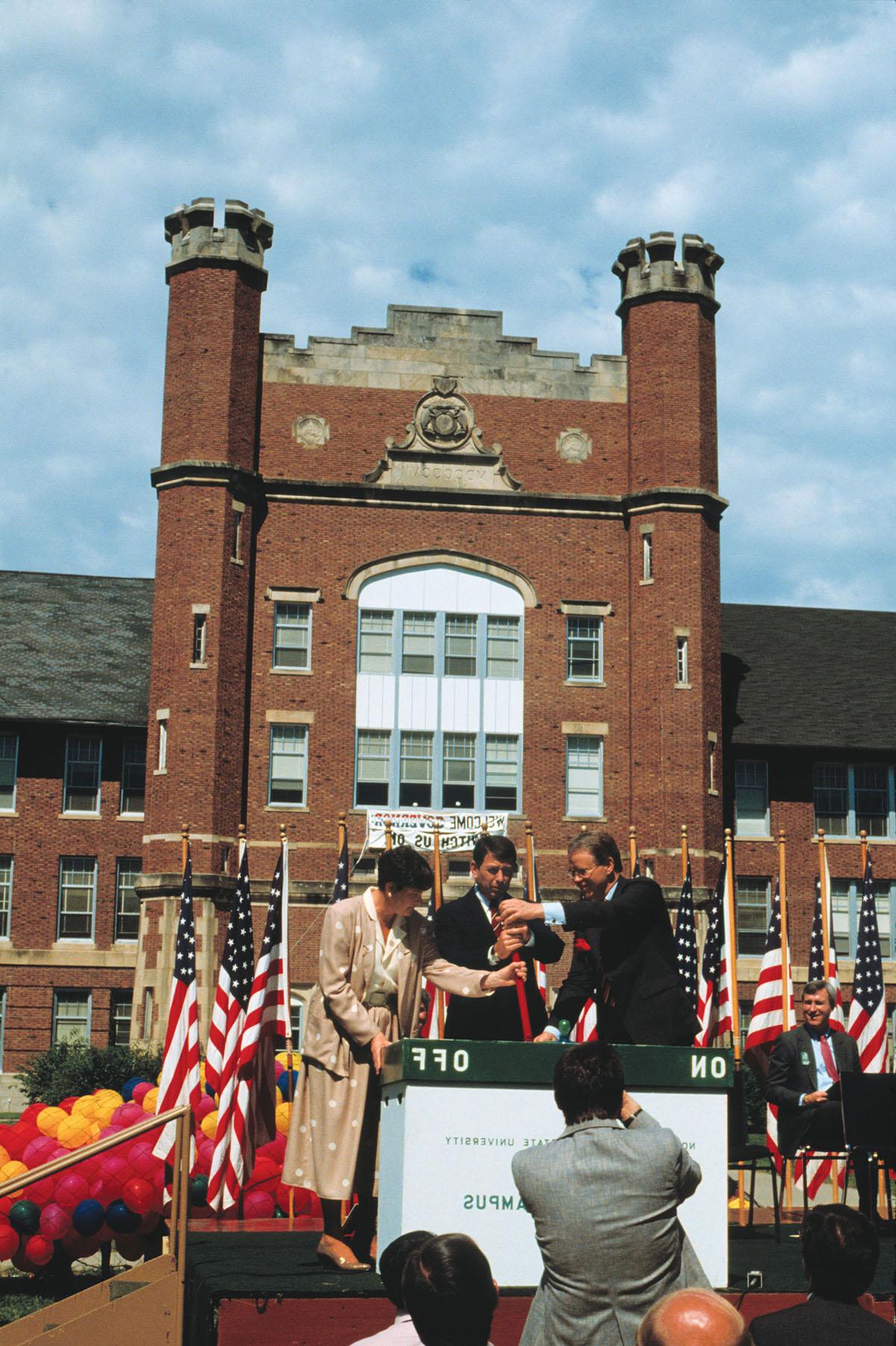 Northwest President Dean Hubbard (left) pulls a ceremonial switch, marking the launch of the University’s “Electronic Campus” on Aug. 18, 1987, with Gov. John Ashcroft and Shaila Aery, Missouri’s commissioner for higher education. 网上赌博网站十大排行是全国第一所拥有校园计算机系统的公立大学.